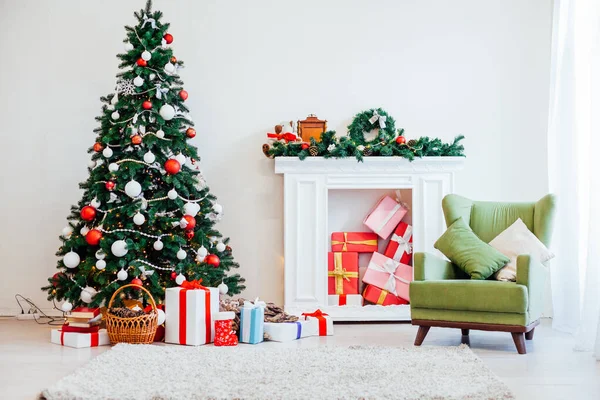 Vakantie kerst interieur thuis kerstboom en cadeautjes Nieuwjaar Garland — Stockfoto