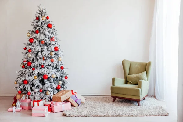 Natal interior branco árvore de Natal presentes ano novo — Fotografia de Stock