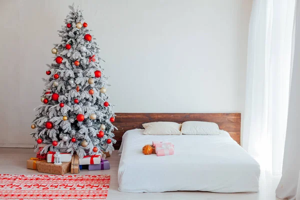 Natal Interior quarto com uma árvore com guirlandas de luzes presentes de ano novo — Fotografia de Stock