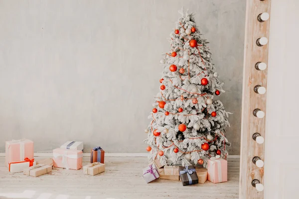 Navidad Interior habitaciones antiguas tarjeta de felicitación regalos árbol de año nuevo — Foto de Stock