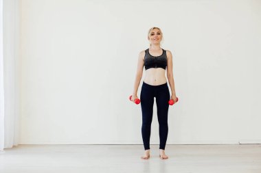 Spor salonunda halterli güzel sarışın sporlar.