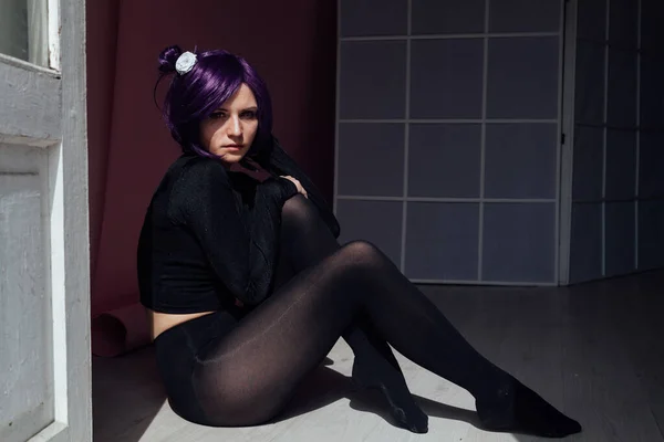 Портрет красивої дівчини косплеєр аніме з фіолетовим волоссям — стокове фото