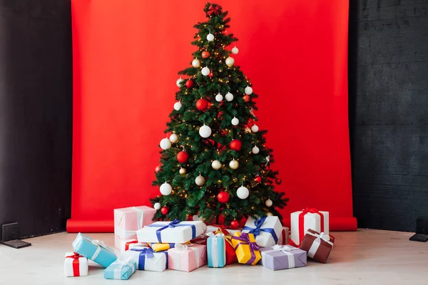Árbol de Navidad con regalos guirnalda año nuevo interier habitación roja —  Fotos de Stock