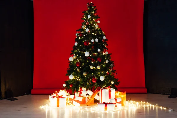 Noel ağacında hediyeler, çelenkler, yeni yıl kırmızı oda. — Stok fotoğraf