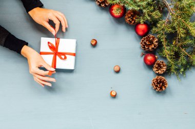 Kadınların elleri Noel arkaplanında Yılbaşı ağacı süsleme kışında