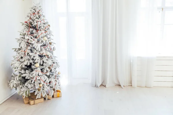 Novo ano árvore apartamento Interior Presentes Natal — Fotografia de Stock