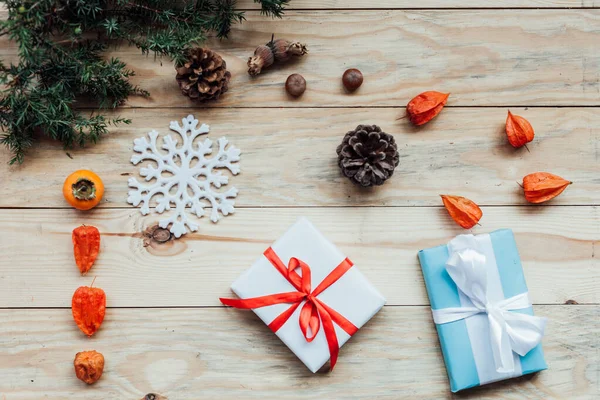 Kerstmis achtergrond kerstboom en cadeautjes noten kegels — Stockfoto