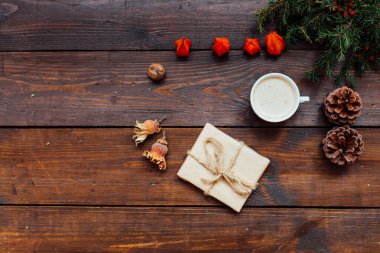 Noel arka plan Noel ağacı ve hediyeler fındık koniler