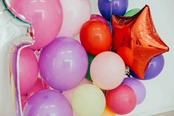 Balões coloridos no feriado aniversário agradável vermelho — Fotografia de Stock