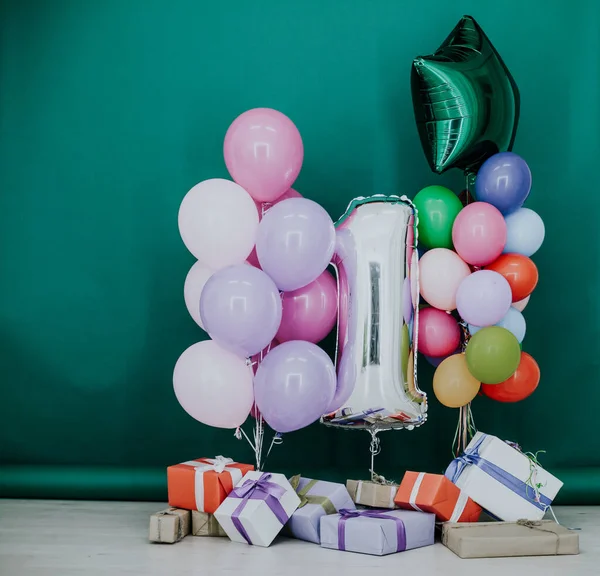 Globos de diferentes colores con regalos para las vacaciones — Foto de Stock