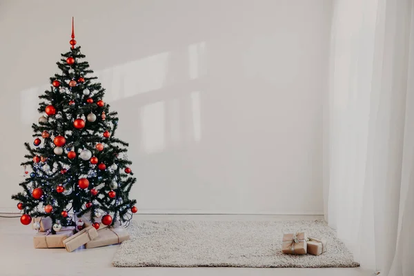 Árvore de Natal em uma sala branca para o Natal com presentes — Fotografia de Stock