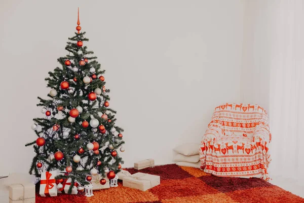 Árvore de Natal com presentes casa para o ano novo — Fotografia de Stock
