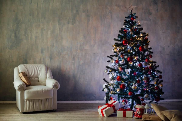 Vánoční dekorace vánoční stromeček s vánoční věnec — Stock fotografie
