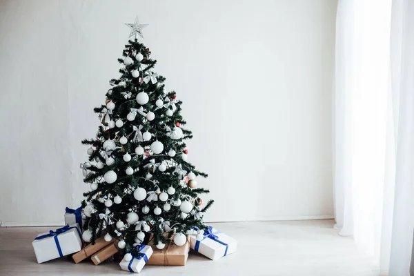 Decoração de Natal árvore de Natal em um fundo branco — Fotografia de Stock