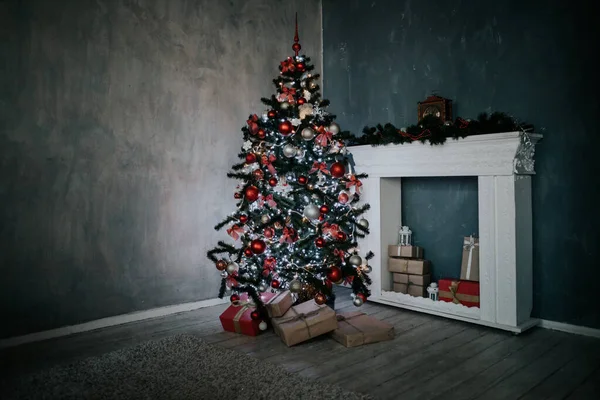 Kerstboom met cadeautjes, Garland lichten Nieuwjaar — Stockfoto