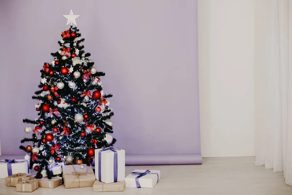 Decoración de Navidad Árbol de Navidad con luces de guirnalda Regalos de Navidad —  Fotos de Stock