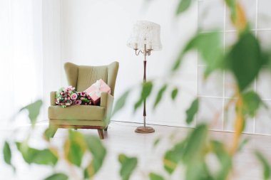 Beyaz boş bir odanın içindeki yeşil sandalye.