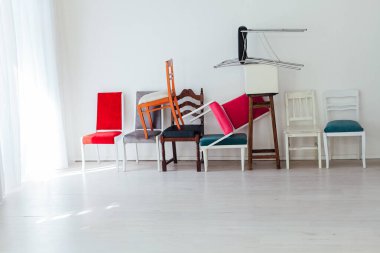 Ofisin içinde bir sürü farklı sandalye var.