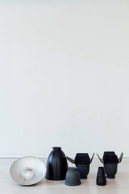 Profesyonel bir fotoğrafçının fotoğraf stüdyosu flaş ekipmanı ve aksesuarları.