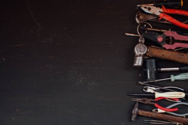 Koyu bir arkaplana karşı onarım üzerinde çalışmak için araçlar