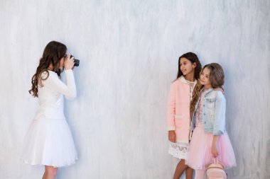 Beyaz pembe elbiseli üç güzel moda kızı fotoğraflandı.