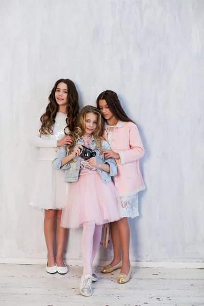 Tre belle ragazze alla moda in abiti rosa bianchi sono fotografati — Foto Stock