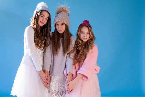 겨울 모자 눈 속의 아름다운 소녀 세 명 — 스톡 사진