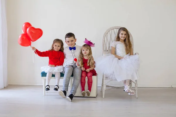 Meninas e meninos amigos em férias com balões — Fotografia de Stock