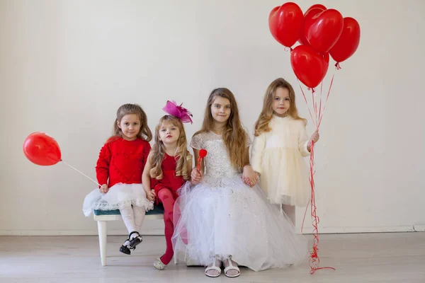 Όμορφα κορίτσια με κόκκινα και λευκά ρούχα στο πάρτι γενεθλίων — Φωτογραφία Αρχείου