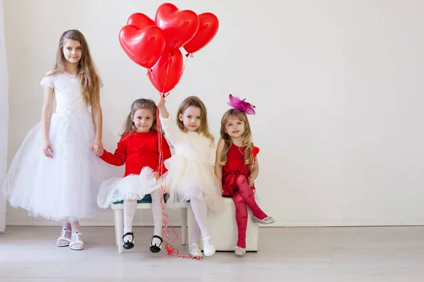 Belle ragazze in vestiti rossi e bianchi sulla festa di compleanno — Foto Stock