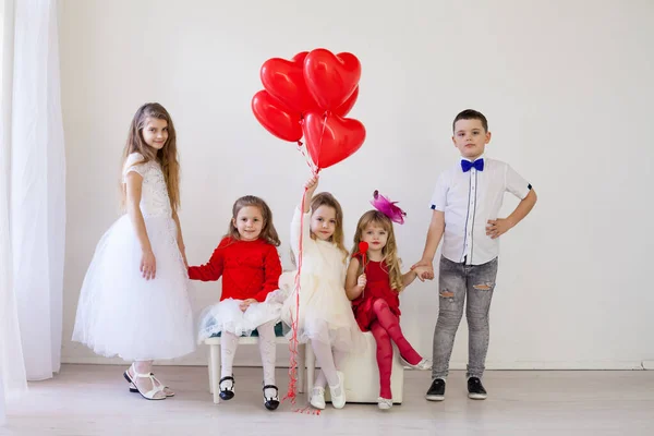 Ragazze e ragazzi in vacanza con palloncini — Foto Stock