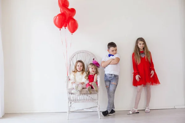 Ragazze e ragazzo in abiti rossi e bianchi sulla festa di compleanno — Foto Stock