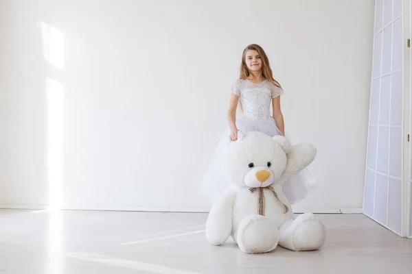 Güzel kız kocaman yumuşak bir kutup ayısı tutuyor. — Stok fotoğraf