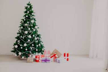 Oyuncaklar yeni yıl kış hediyeler dekor ile yeşil Noel ağacı