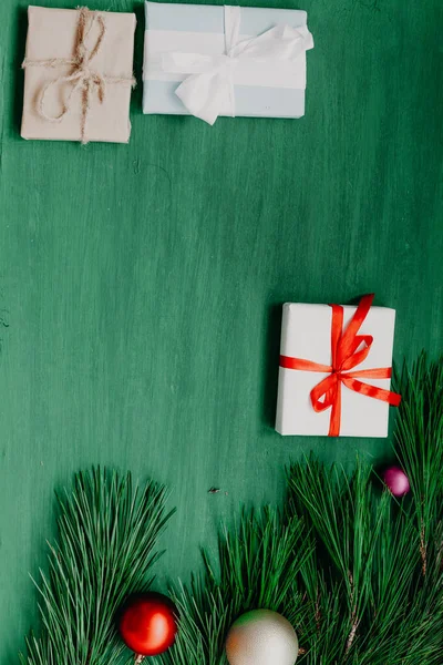 Winter Kerst decoraties achtergrond geschenken en speelgoed sneeuwvlokken kerst kerstboom — Stockfoto