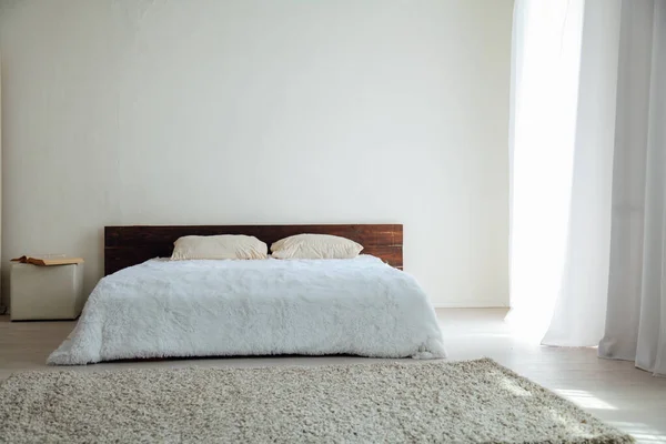 Dormitorio blanco interiores luminosos con cama blanca —  Fotos de Stock