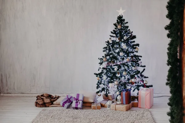 Árbol de Navidad Guirnalda luces año nuevo regalos de vacaciones blanco decoración del hogar —  Fotos de Stock