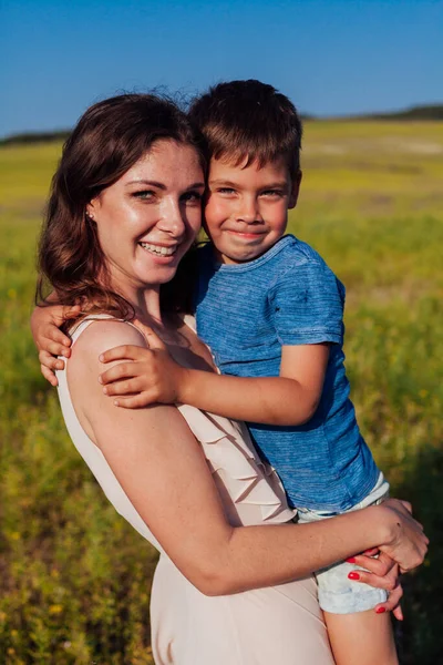 Retrato de una hermosa madre e hijo en un paseo por la naturaleza camino de campo — Foto de Stock