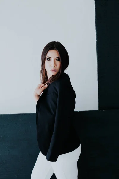 Belle femme brune en blanc et noir vêtements d'affaires dans le bureau — Photo