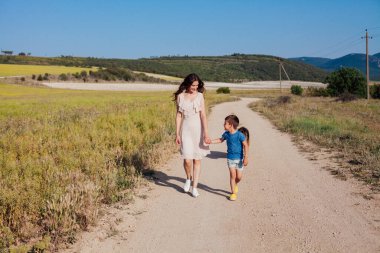 Güzel bir kadın oğluyla yola çıkıyor.