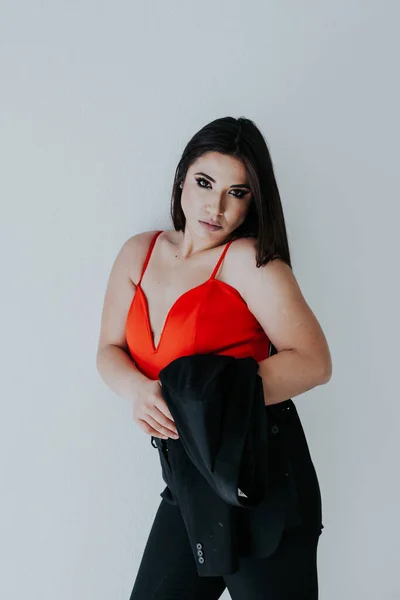 Mulher bonita morena em vermelho preto vestido de negócios no escritório branco — Fotografia de Stock