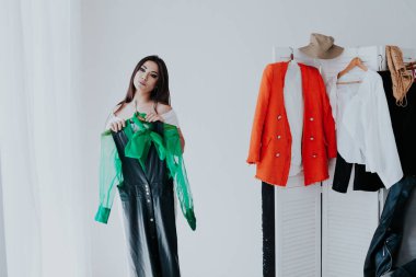 Güzel esmer kadın gardıroba uygun şeyleri araştırıyor.