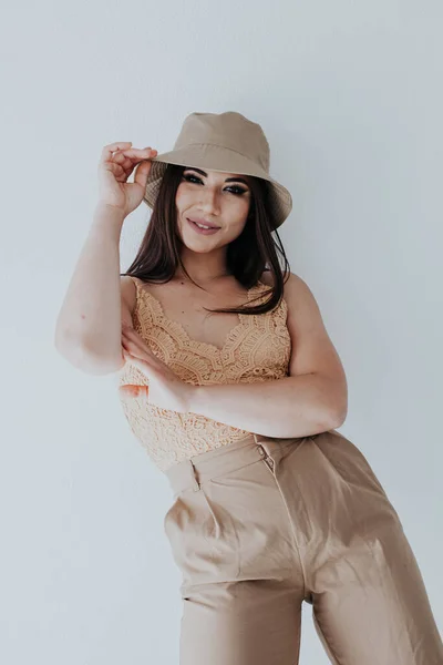 모자를 쓰고 베이지 색 의상을 입은 아름다운 이시아 여성 브루 네트 — 스톡 사진