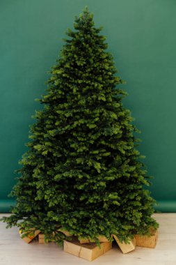 Yeni yıl için hediyeli Noel ağacı yeşil arka plan