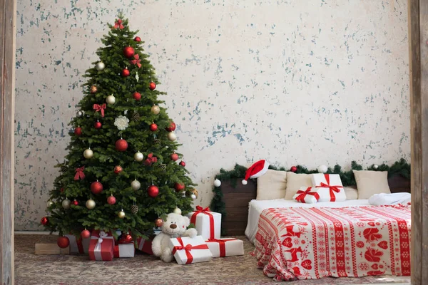 Interior Habitación Con Una Cama Árbol Navidad Verde Con Regalos — Foto de Stock