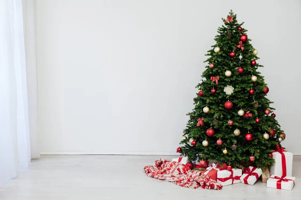 白色房间的内部是一棵绿色的圣诞树 上面有新年的红色礼物 — 图库照片