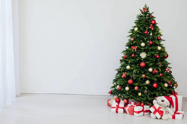 Het Interieur Van Witte Kamer Een Groene Kerstboom Met Rode — Stockfoto