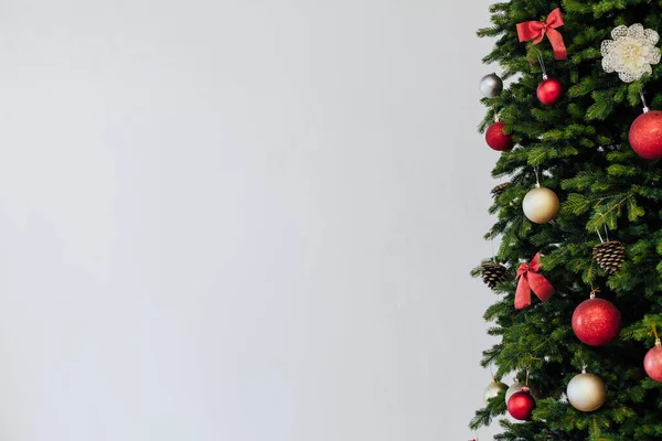 Πράσινο Χριστουγεννιάτικο Δέντρο Κόκκινα Δώρα Για Τις Διακοπές Του Νέου — Φωτογραφία Αρχείου
