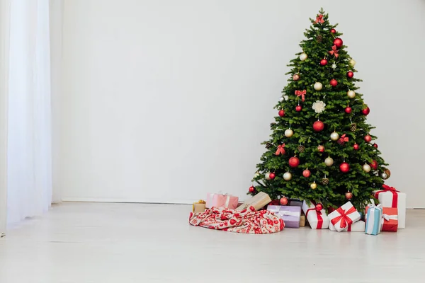 Interior Habitación Árbol Navidad Con Regalos Rojos Para Decoración Año —  Fotos de Stock