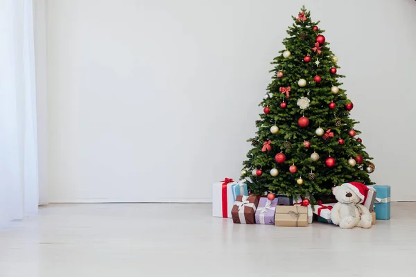 Het Interieur Van Kamer Een Kerstboom Met Rode Geschenken Voor — Stockfoto